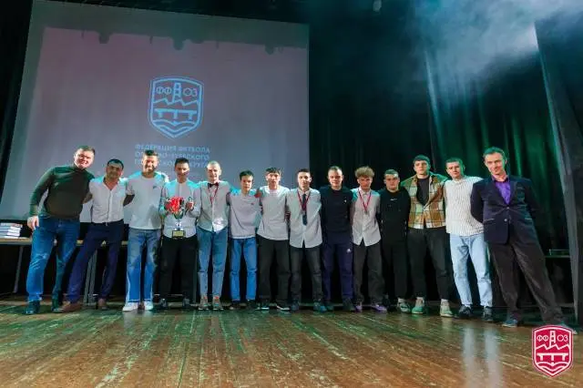 Церемония награждения команды по футболу Сокол