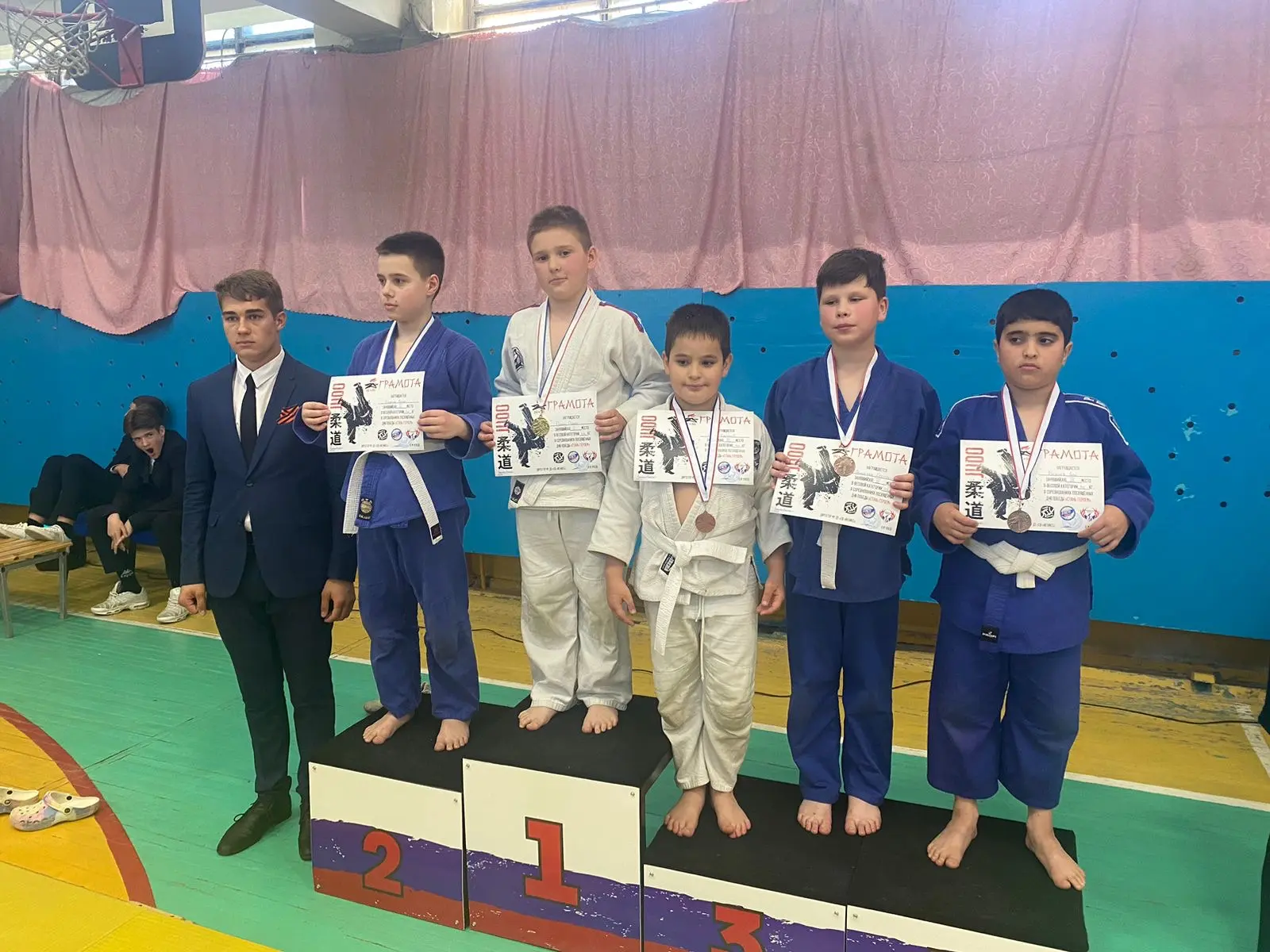 Показательные выступления группы дзюдо